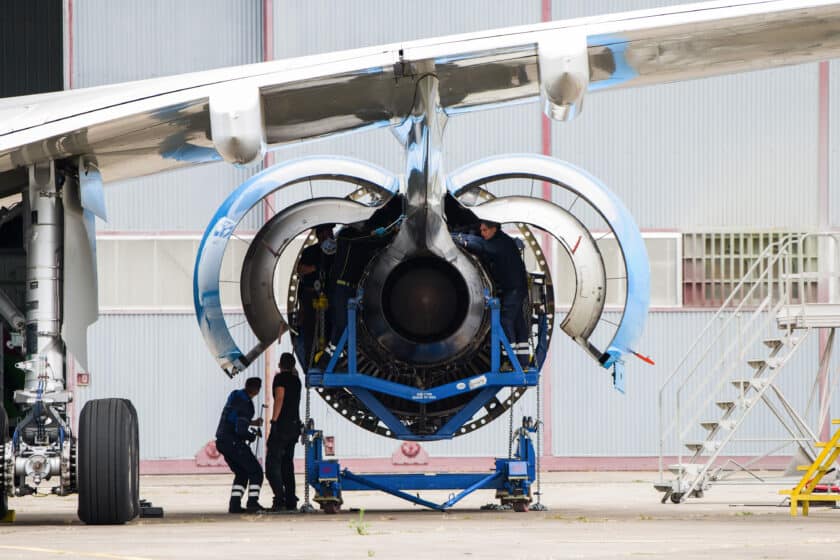Maintenance on an aircraft engine